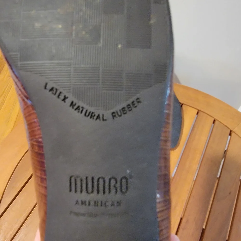 Munro lauren brown
